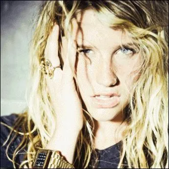 Dans le clip de kesha, o se trouve-t-elle au dbut du clip ?
