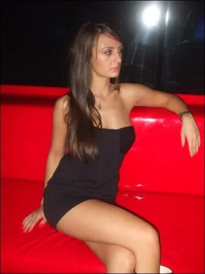 Dans le clip d'Edward Maya 'stereo love', de quelle couleur sont les bottes de Vika Jigulina quand elle est au bord de la piscine ?