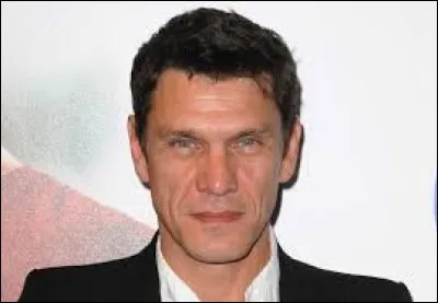 Complétez le titre de cette chanson : "Le monde est tellement...