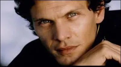 Complétez le titre de cette chanson : "Je descend du...