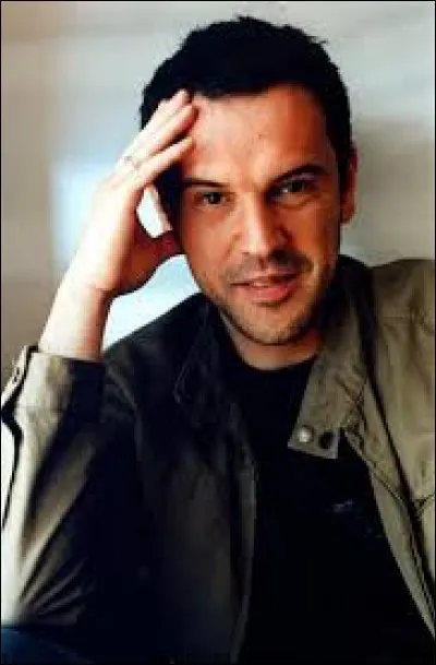 Complétez le titre de cette chanson : "Elle habite...