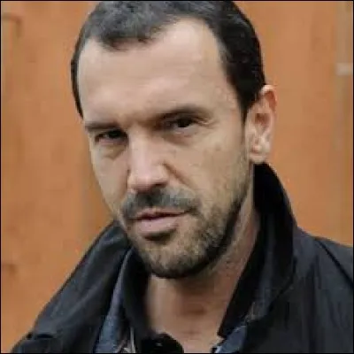 Complétez le titre de cette chanson : "Au bord de...