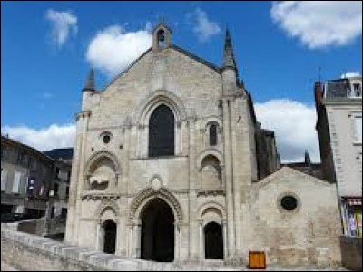 Je vous propose de commencer notre balade devant l'église abbatiale d'Airvault. Ville de Nouvelle-Aquitaine, dans l'arrondissement de Parthenay, elle se situe dans le département ...