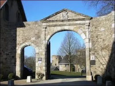 Nous sommes dans les Pays-de-la-Loire à l'entrée du château de La Flocellière. Nous nous trouvons dans le département ...