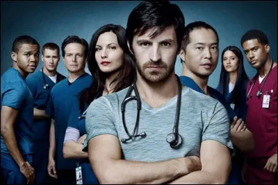 Dans quel pays TC Callahan, ancien médecin militaire tenant le rôle principal de la série "Night Shift", a-t-il vu son frère se faire tuer ?