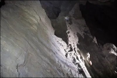 En Géorgie, on trouve rien de moins que la cavité souterraine naturelle la plus profonde au monde. Quelle est sa profondeur ?