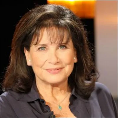 Cette journaliste, connue pour avoir animé le magazine politique "7 sur 7" de 1984 à 1997, ainsi que "Questions à domicile" de 1985 à 1989, se prénomme ...