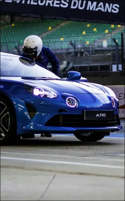 Et cette beauté dont la photo a été prise juste à côté de chez moi, de quelle marque est-elle ?