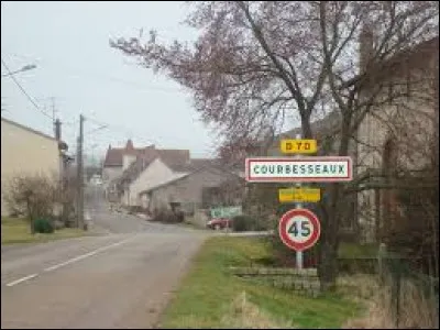 Nous sommes dans le Grand-Est, à l'entrée de Courbesseaux. Village de l'arrondissement de Lunéville, il se situe dans le département ...