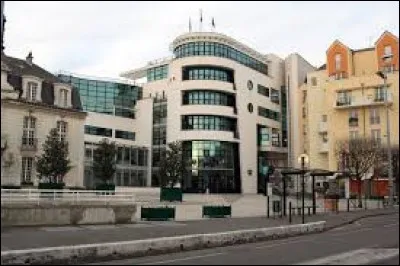 Nous sommes maintenant en Île-de-France, à Sannois. Ville de l'arrondissement d'Argenteuil, elle se situe dans le département ...