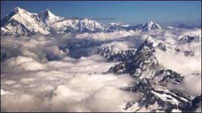 Quelle chaîne de montagnes abrite les plus hauts sommets de la planète ?