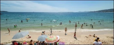 Comment a temporairement été renommée la station "Monceau" lors d'un poisson d'Avril ?