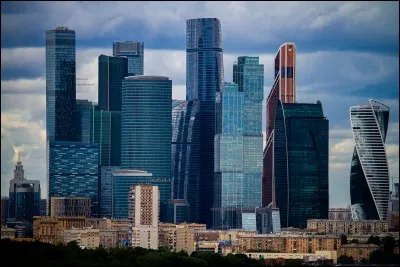 Combien de lignes desservent la station "Place de Clichy" ?