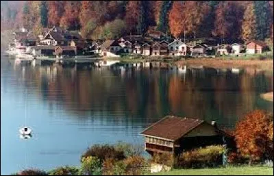 Nous sommes au Port-Titi, hameau du village des Grangettes. Commune Doubienne, sur la rive gauche du lac de Saint-Point, elle se situe en région ...