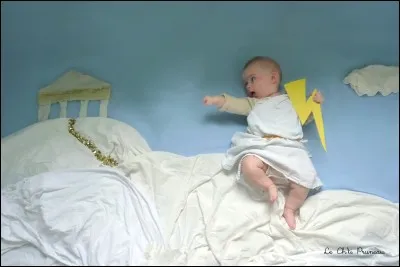 Il sera élevé secrètement en Crète où il fut nourri au lait de ;