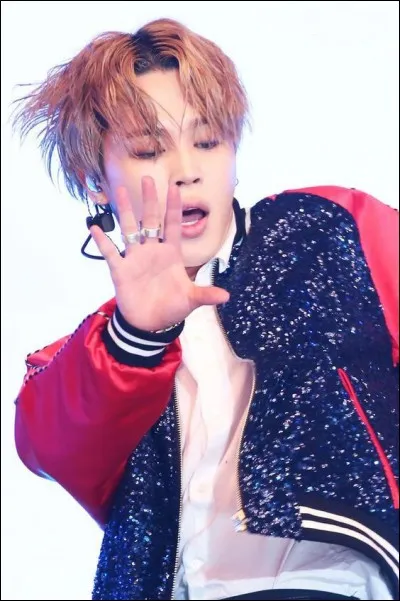 Quel est environ le nombre de vues du MV "Mic Drop" ?