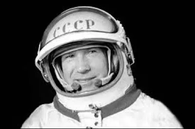 Ce cosmonaute, célèbre pour avoir été le premier homme à réaliser une sortie dans l'espace dans le cadre de la mission Voskhod 2, le 18 mars 1965, c'est ... Leonov.