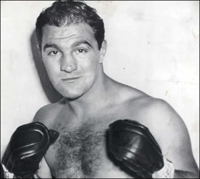 Ancien champion du monde poids lourds tragiquement mort dans un accident d'avion privé, je suis :