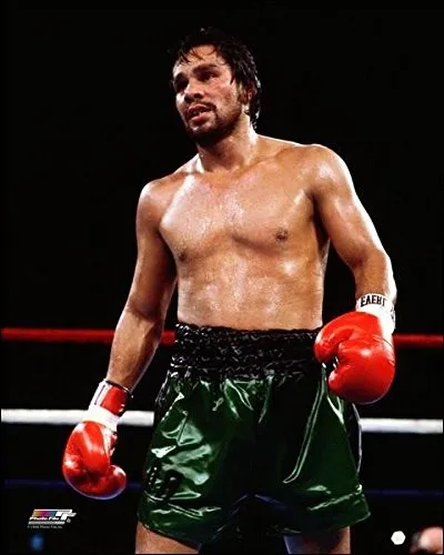 Ancien boxeur venant du Panama, identifie-le