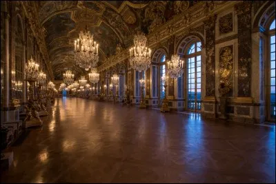 Quel est le style ornemental de la Galerie des glaces à Versailles ?