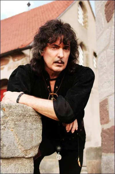 De quel instrument jouait Ritchie Blackmore dans le groupe de rock Deep Purple ?