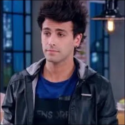 Qui est ce garçon qui joue de la batterie ?