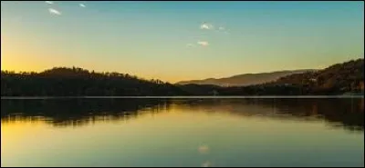 En Inde près de Bangalore, il arrive que le lac Bellandur prenne feu, pourquoi ?
