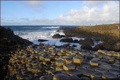 Quel est l'auteur du roman "La Chaussée des Géants" ?