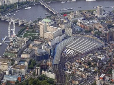 Dans le roman "la Chartreuse de Parme", à quelle bataille assiste Fabrice ?