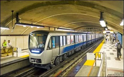 Montréal possède un réseau ferroviaire (extrêmement développé).
