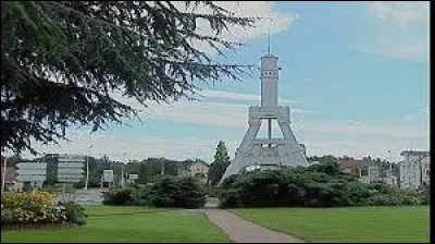 Le Creusot, o&ugrave; l'on peut voir ce marteau pilon, est une ville de Bourgogne.