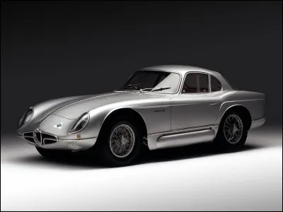 Cette voiture, dessinée en 1954 par Bertone, était destinée à la course.