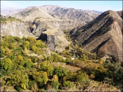 Lequel possède un littoral sur la mer Noire ?