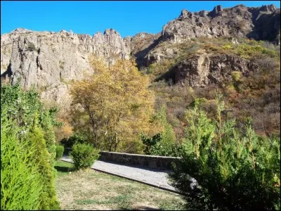 Lequel présente une population de confession majoritairement musulmane ?