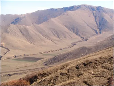 Lequel abrite la ville de Gori, célèbre pour être le lieu de naissance de Staline ?
