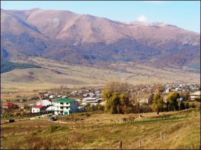 Lequel, faisant partie du Grand Caucase, présente les sommets les plus élevés, dont le mont Chkhara constituant, avec ses 5 193 mètres, son point culminant ?