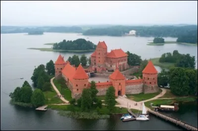 Il s'agit d'une république parlementaire de l'Europe du nord, riverain de la Baltique, dont la capitale est Vilnius. Souvent envahi par la Russie, le pays fait maintenant partie de l'OTAN et de l'Union européenne.
Nommez ce pays qui est : ''le plus peuplé et le plus visité des trois États baltes''.