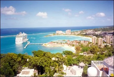 Elle offre parmi les plus belles plages des Caraïbes. Si vous allez à Ocho Eios (photo), escaladez les Dunn's River Falls, expérience unique : il y a une suite de chutes en cascade qu'il est possible de gravir en groupe en faisant une chaîne.Truc important : un maillot qui tient bien ...
Quel est ce petit paradis où il est hors de question de magasiner quand les navires de croisière sont au port ?