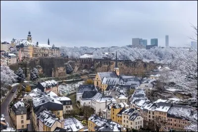 Fondé en 963, le Grand-Duché (2.586 km²) propose de nombreux sites historiques, dont l'ancienne forteresse (patrimoine mondial de l'Unesco). C'est l'un des plus importants centres financiers d'Europe. 
Trouvez ce duché qui héberge plusieurs institutions de l'Union européenne et est, avec Bruxelles et Strasbourg, la capitale de l'Europe.