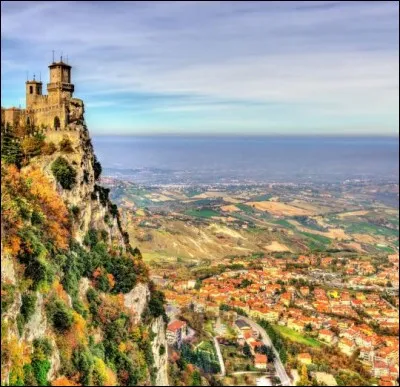 Cette république, datant de l'an 301 constitue le plus ancien état souverain et la plus vieille république constitutionnelle au monde (1463). Sa superficie n'est que de 61 km² et son nombre d'habitants est d'environ 33.203.
Trouvez cet état au coeur de l'Italie, qui est reconnu pour son Grand Prix de Formule 1.