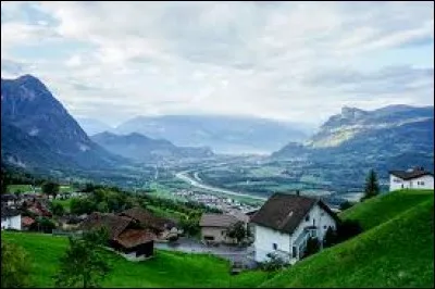 Cette principauté est coincée entre l'Autriche et la Suisse : sa superficie est de 160 km2, avec une population aux alentours de 38 000 habitants. Ce magnifique petit pays est lui aussi détenteur d'un record : il a la dette externe la plus basse au monde. 
Quel est ce pays alpin dont les sportifs ont remporté jusqu'ici, neuf médailles olympiques, dont les deux de Hanni Wenzel.