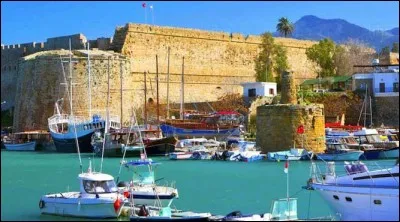 « L'île de l'amour » (9.251 km²), l'envie de ses voisins, vu son importance stratégique, ses mines de cuivre et ses forêts de pins et de cèdres. Visitez ses châteaux, ses monastères ou profitez de la plongée sous-marine : le Zenobia, un ferry coulé, non loin de Larnaca, est une épave de choix. 
L'île que l'on cherche, est une république dont le territoire est situé au sud de l'occupation turque.