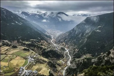 Ce petit pays d'Europe s'étend sur 468 km². Il est situé dans les Pyrénées orientales, sur la frontière entre l'Espagne du nord et la France du sud. Il attire plein de touristes à cause de sa situation de paradis fiscal.
Trouvez le nom de cette principauté parlementaire où l'on parle le catalan, le seul état d'Europe où les ressortissants d'origine (les «nationaux») demeurent minoritaires.