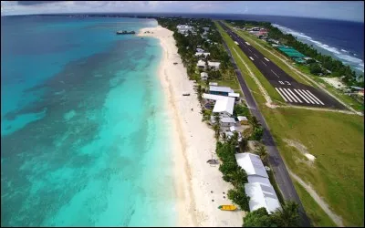 Cette nation polynésienne est composée de 3 îles coralliennes et de 6 atolls : petite de population avec 10,000 habitants, elle l'est aussi de dimension, étant le 4e plus petit pays au monde. A Funafuti (photo), la capitale, se trouve le seul aéroport du pays.
Nommez ce pays qui fut, durant la seconde guerre mondiale, une base américaine à cause de sa proximité avec des possessions japonaises.