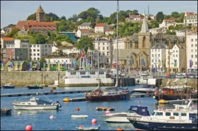 On trouve cette île aux paysages à couper le souffle, dans les îles Anglo-Normandes. Pendant la seconde guerre mondiale, les bombardements et l'occupation de l'île ont poussé la moitié de la population à la quitter : ceux qui sont revenus avaient pris l'habitude de parler anglais. 
Trouvez le nom de ce lieu aux promenades idylliques, de paysages bucoliques et aux superbes plages.
