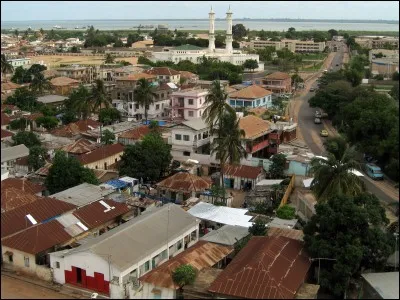 Il s'agit d'une petite république d'Afrique de l'ouest peuplée de 1,8 million d'habitants, enclavée dans le Sénégal, s'étalant sur 11 295 km² le long du fleuve éponyme jusqu'à l'océan Atlantique.
Trouvez ce pays qui a sur sa côte ouest des plages immenses qui sont peu dangereuses.