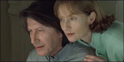 Dans quel film de Claude Chabrol, sorti en 2000, Isabelle Huppert met-elle du somnifère dans le chocolat qu'elle sert le soir à son mari (Jacques Dutronc) ?