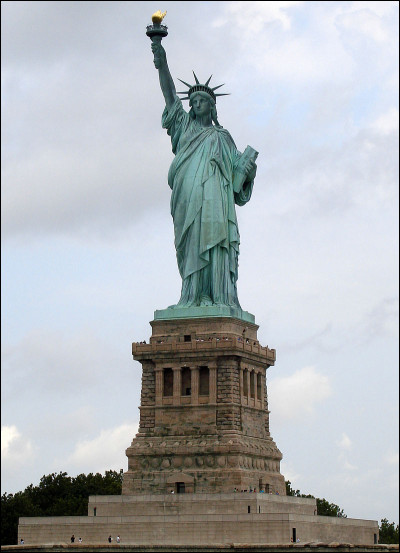 Quel pays a offert le célèbre monument new-yorkais, la statue de la Liberté ou ''La Liberté éclairant le monde'', aux États-Unis ?
