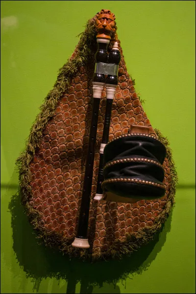 Quel est le nom de cet instrument de musique auvergnat à anche double et au sac de cuir de chèvre ?