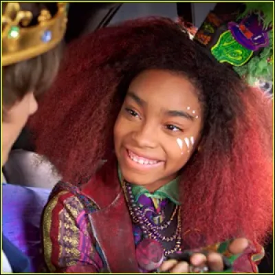 Comment s'appelle le père de cette dernière qui a intégré l'école d'Auradon ?